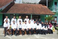 Foto bersama sebagian guru MTsN 6 Tasikmalaya